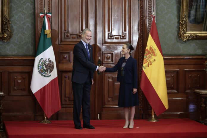 La presidenta de México, Claudia Sheinbaum (d), saluda al rey Felipe VI de España este jueves, en el Palacio Nacional en la Ciudad de México (México). EFE/ José Méndez
