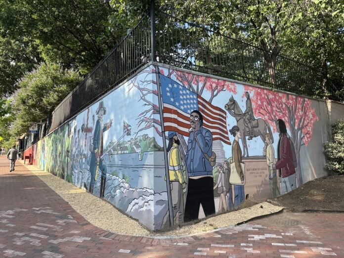 Fotografía que muestra el mural 'Spain at the birth of the United States' (España en el nacimiento de los Estados Unidos), diseñado por el ilustrador español Paco Roca en Washington (Estados Unidos). EFE/ Stefani Raguso
