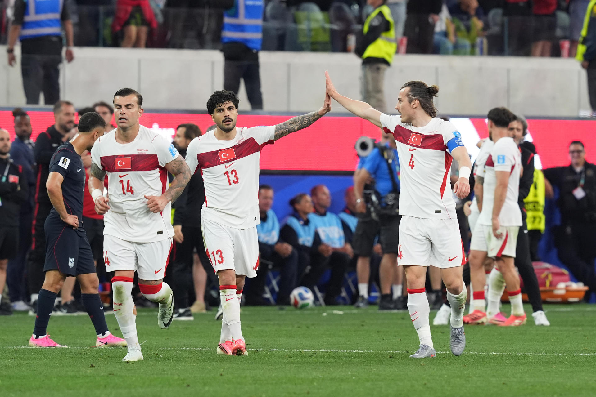 Jugadores de la eliminada selección de Turquía celebran este jueves en Los Ángeles la victoria sobre Estados Unidos. EFE/ Omar Alonso
