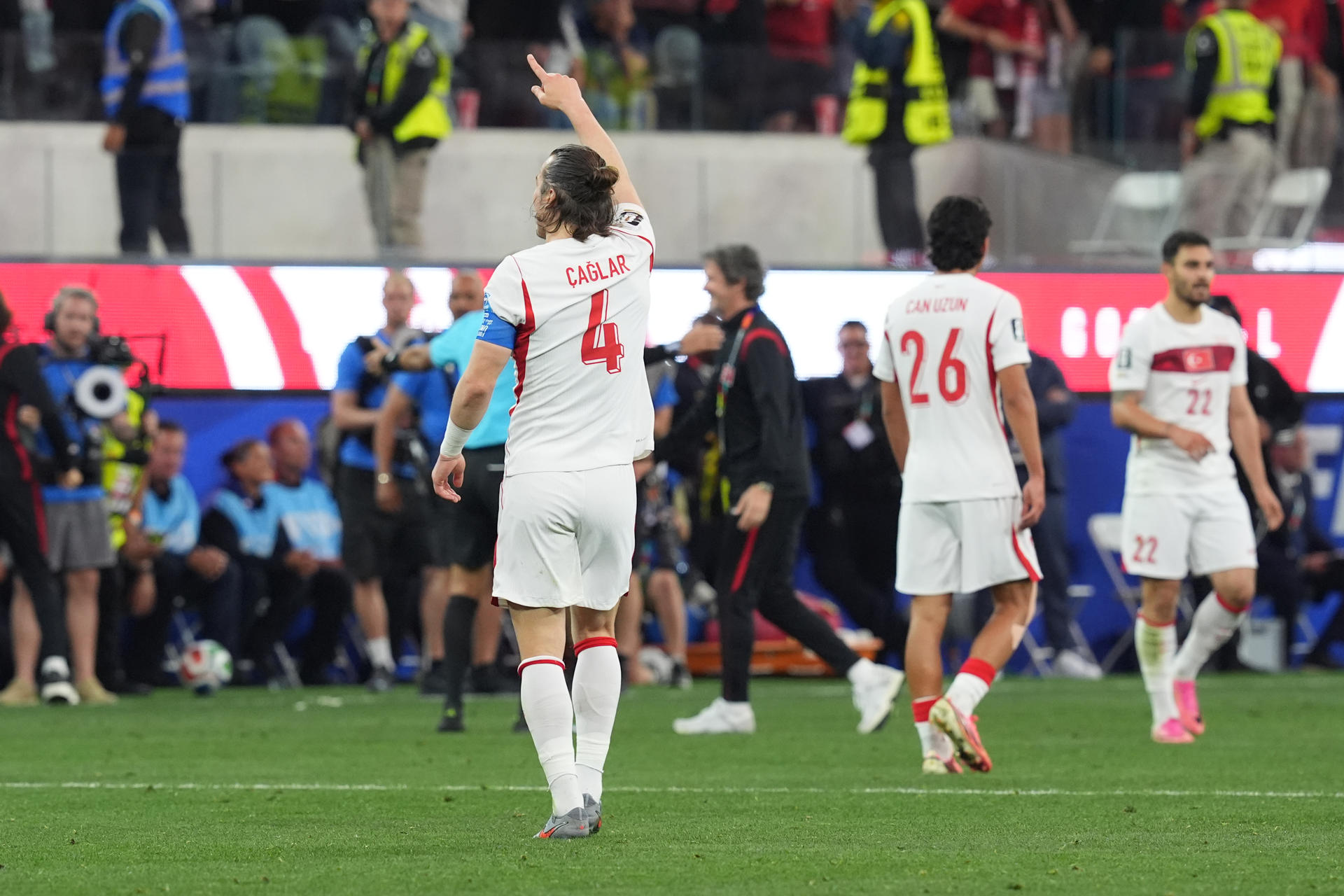 Jugadores de Turquía celebran este jueves en Los Ángeles una resonante victoria sobre Estados Unidos en el cierre de la fase de grupos del Mundial, un resultado que llegó tarde para sus aspiraciones. EFE/ Omar Alonso
