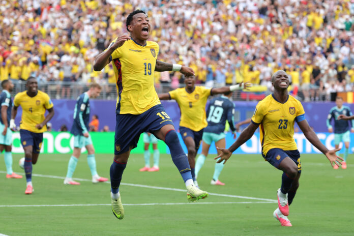 Jugadores de la selección de Ecuador celebran este jueves en Nueva Jersey la clasificación a la fase de dieciseisavos de final del Mundial tras una espectacular victoria sobre Alemania.EFE/ Sebastiao Moreira

