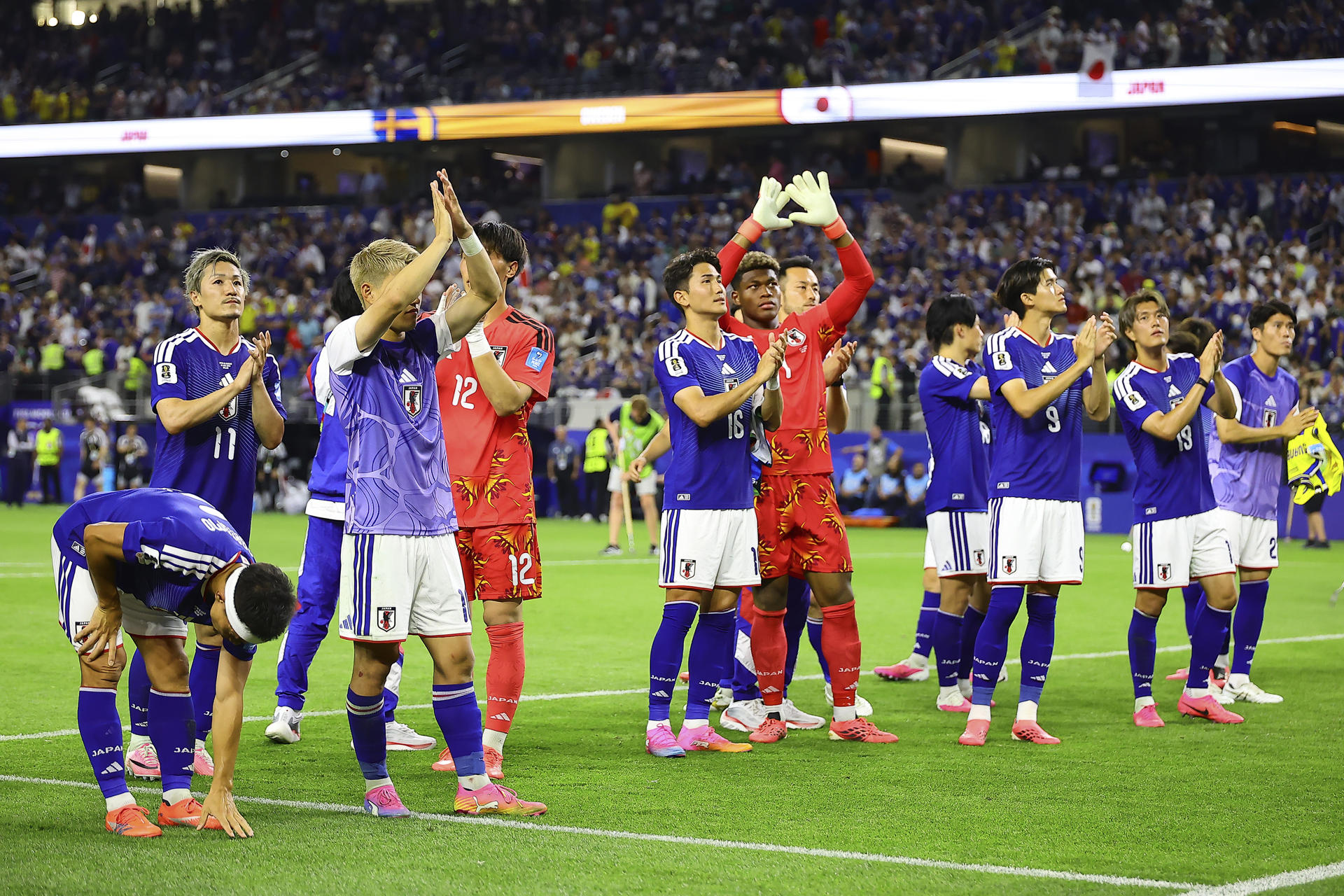Jugadores de Japón celebran este jueves en Arlington su clasificación a los dieciseisavos de final del Mundial. EFE/ Carlos Ramírez
