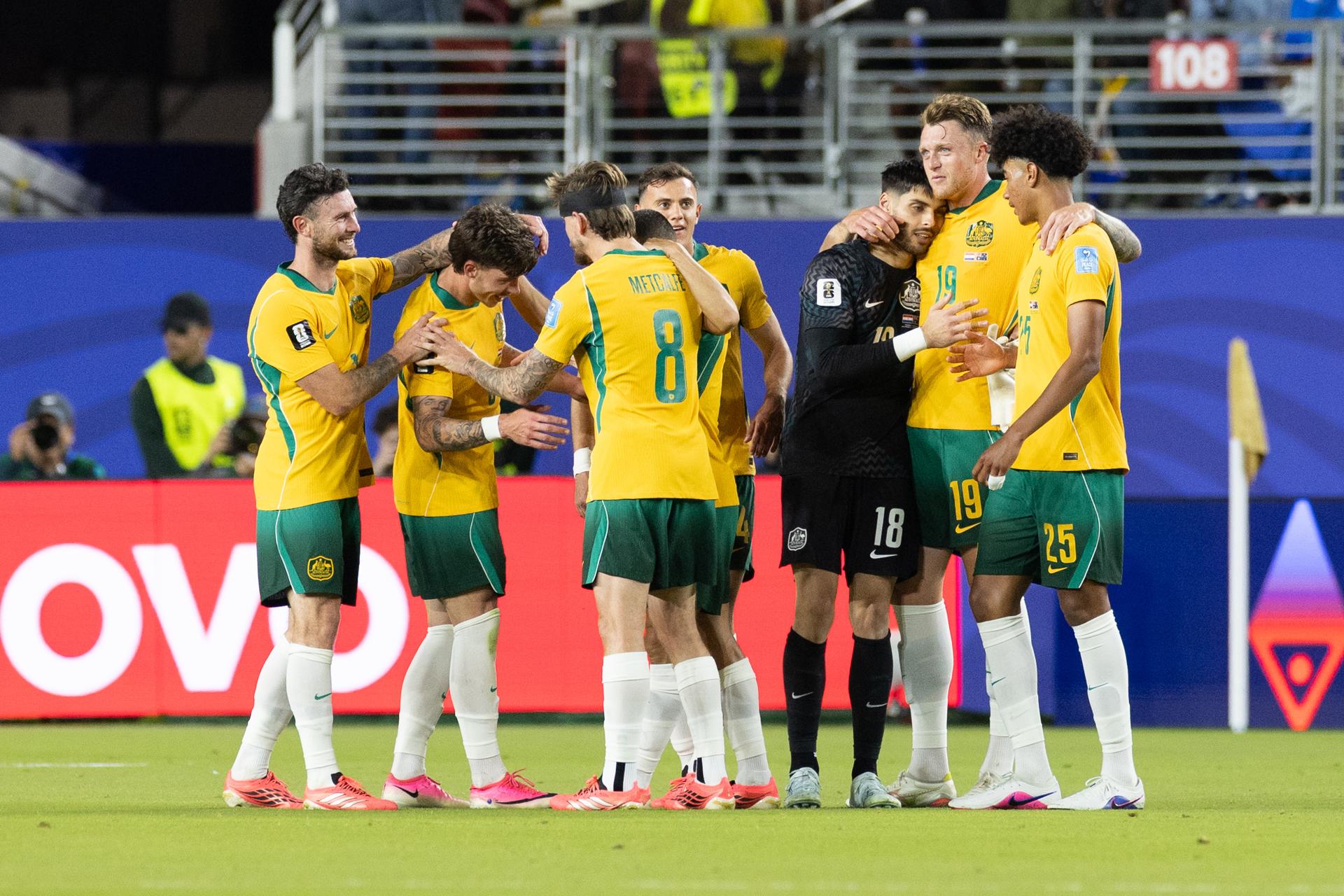Jugadores de la selección  de Australia celebran este jueves en Santa Clara su clasificación a los dieciseisavos de final del Mundial. EFE/EPA/BENJAMÍN FANJOY
