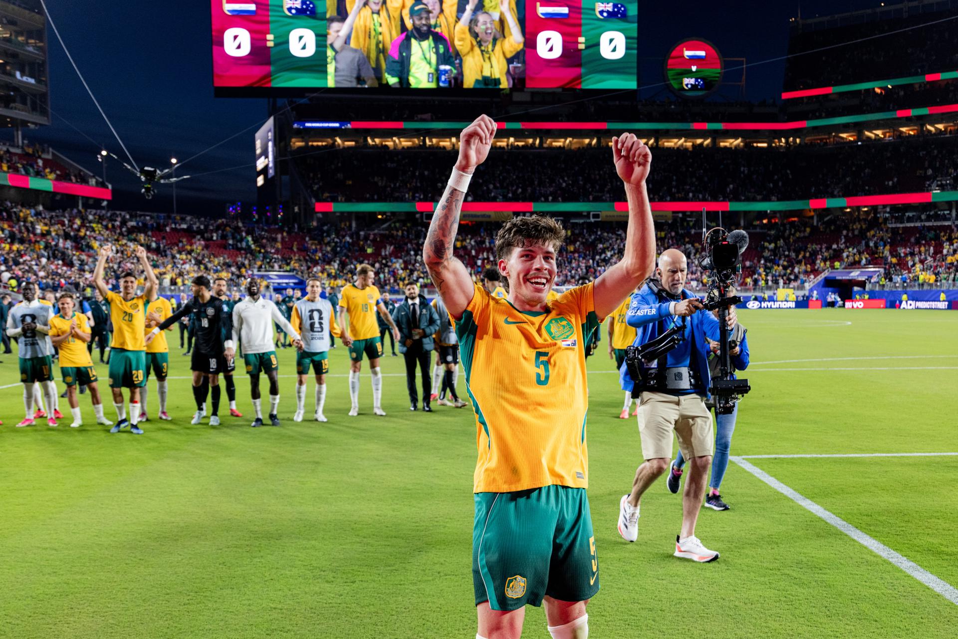Jugadores de la selección  de Australia celebran este jueves en Santa Clara su clasificación a los dieciseisavos de final del Mundial. EFE/EPA/JASON HENRY
