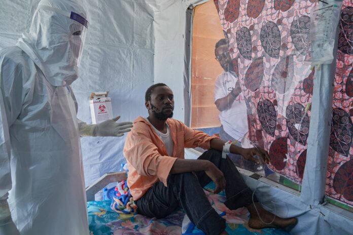 Pacientes son atendidos en un centro de tratamiento del ébola dirigido por la ONG Alianza para la Acción Médica (ALIMA) en Rwampara, Ituri, República Democrática del Congo, en una fotografía del 20 de junio de 2026. EFE/EPA/DIEUDONNE DIROLE

