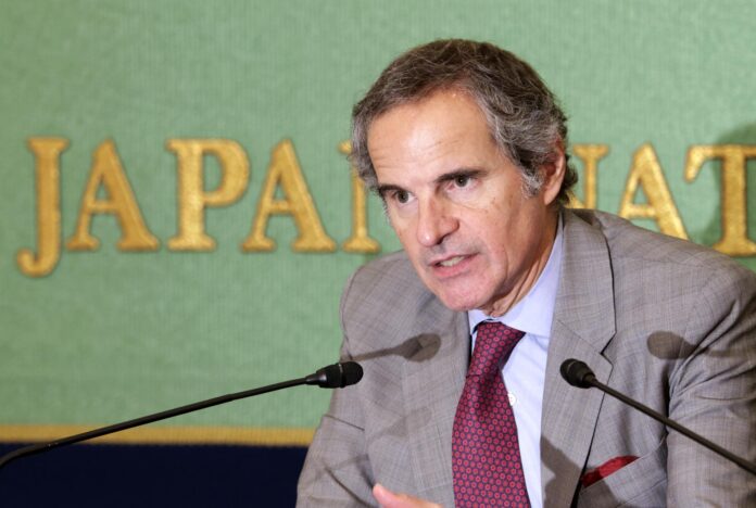 El director general del Organismo Internacional de Energía Atómica (OIEA), Rafael Grossi, durante una rueda de prensa en Tokio. 
EFE/EPA/FRANCK ROBICHON
