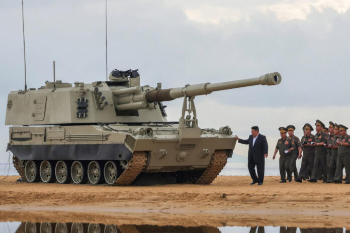 AME4659. SEÚL (COREA DEL SUR), 25/06/2026.- Fotografía cedida por la Agencia Estatal KCNA que muestra al líder norcoreano, Kim Jong-un (i), supervisando las pruebas de los nuevos sistemas de artillería y misiles destinados a reforzar la capacidad de ataque en la frontera sur, informó este viernes la agencia estatal KCNA, en unos ensayos realizados en el 76 aniversario del inicio de la Guerra de Corea (1950-53). EFE/ Agencia Estatal KCNA /SOLO USO EDITORIAL/ NO VENTAS/ SOLO DISPONIBLE PARA ILUSTRAR LA NOTICIA QUE ACOMPAÑA (CRÉDITO OBLIGATORIO)
