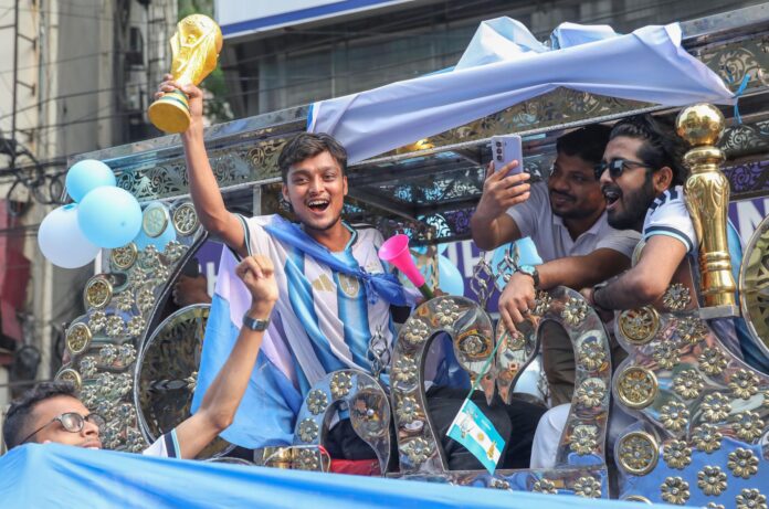 Seguidores bangladesíes de la selección de Argentina celebran el Mundial por las calles de Daca. EFE/EPA/MONIRUL ALAM
