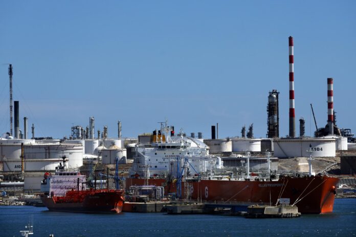 Buques cisterna descargan crudo en la refinería de Lavera, en Martigues (sur de Francia). EFE/EPA/GUILLAUME HORCAJUELO

