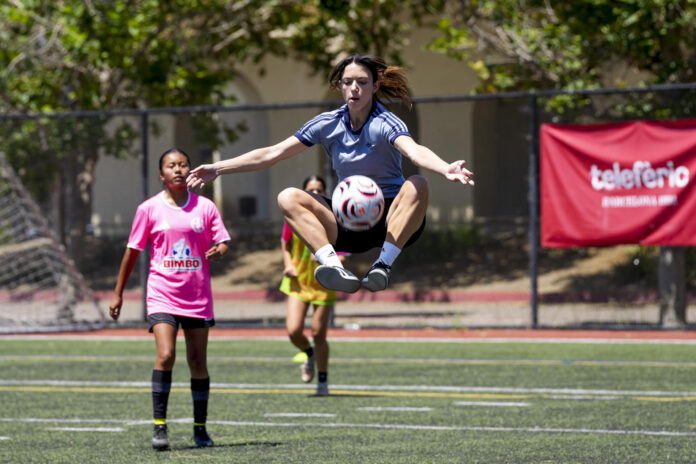De Sant Pere de Ribes al corazón de California. Aitana Bonmatí expande su campus oficial al otro lado del mundo y exporta su ADN a la mayor potencia del fútbol femenino mundial para cimentar su transición hacia la gestión y la toma de decisiones ejecutivas fuera de los terrenos de juego. EFE/O. Alonso
