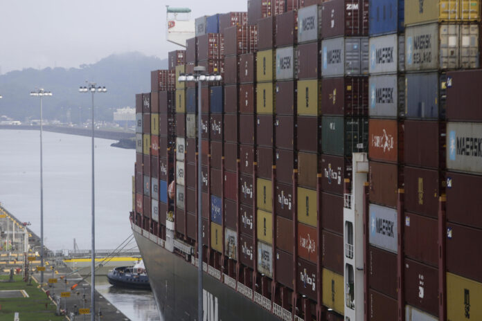 Buque portacontenedores transita por las esclusas de Cocolí, en Ciudad de Panamá (Panamá). EFE/ Carlos Lemos
