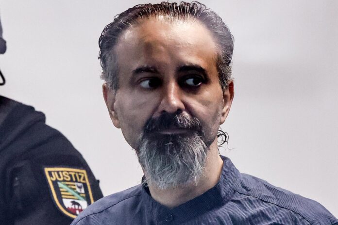 El autor del atentado contra un mercadillo de Navidad en la ciudad alemana de Magdeburgo (este), Taleb al Abdulmohsenque, que en diciembre de 2024 causó seis muertos, entre ellos un niño de nueve años, y más de 330 heridos, fue condenado este viernes a cadena perpetua, con la posibilidad de que se le imponga reclusión preventiva una vez cumplida la pena. Imagen de Taleb al-Abdulmohsen en la sala del tribunal, en Magdeburgo, Alemania, el 26 de junio de 2026. EFE/EPA/FILIP SINGER/POOL
