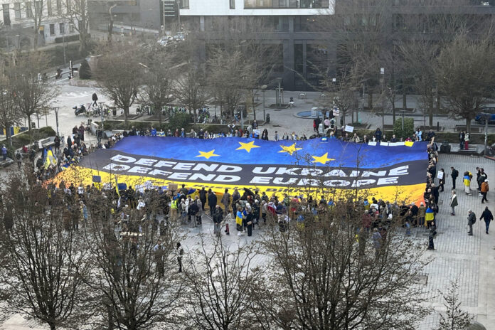 Ciudadanos ucranianos y activistas europeos en Bruselas durante una concentración de apoyo a Ucrania. EFE/ Sara Morato
