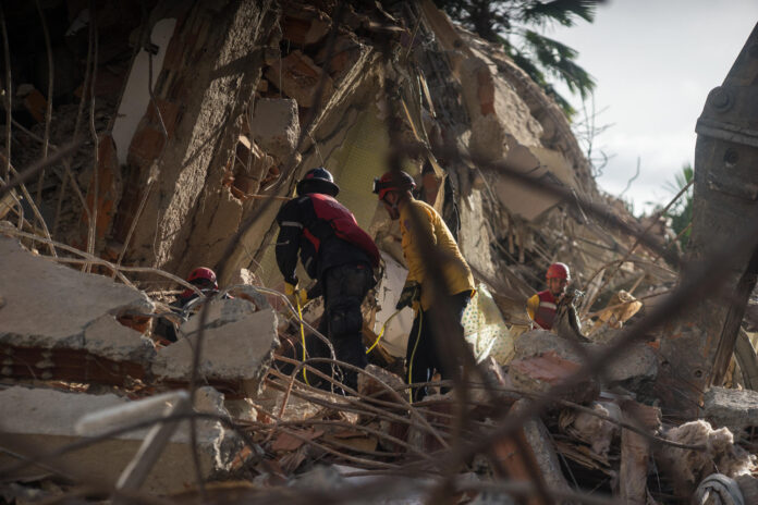 Integrantes de equipos de rescate trabajan este jueves, en un edifico afectado por un terremoto en la zona de Altamira en Caracas (Venezuela). Al menos 235 muertos y 4.300 heridos han sido reportados por las autoridades de Venezuela pasadas las 24 horas de dos terremotos, de magnitud 7,2 y 7,5, que afectaron principalmente a Caracas y al estado cercano La Guaira, mientras continúan las labores de búsqueda de supervivientes y el Gobierno sigue evaluando los daños materiales. EFE/ Boris Vergara
