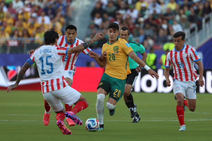 Diego Gómez (2-i) de Paraguay disputa el balón con Cristian Volpato (c) de Australia este jueves, en un partido del grupo D del Mundial de la FIFA 2026 entre Paraguay y Australia en el estadio Levi's en Santa Clara, California (Estados Unidos). EFE/ Miguel Gutiérrez
