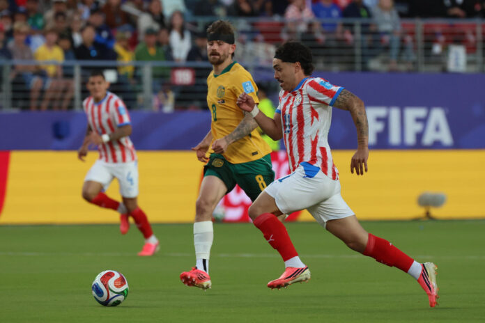 Mauricio Magalhães (d) de Paraguay disputa el balón con Connor Metcalfe (atrás) de Australia este jueves, en un partido del grupo D del Mundial de la FIFA 2026 entre Paraguay y Australia en el estadio Levi's en Santa Clara, California (Estados Unidos). EFE/ Miguel Gutiérrez
