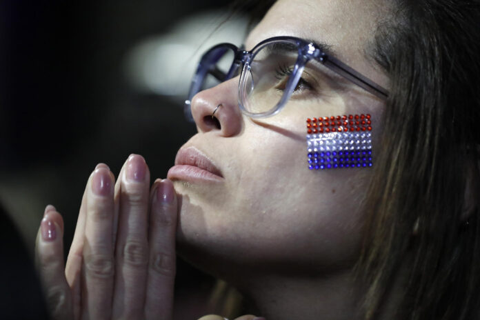 Aficionados de Paraguay reaccionan durante el partido del grupo D del Mundial de Estados Unidos, México y Canadá entre su selección y Australia. EFE/ Juan Pablo Pino
