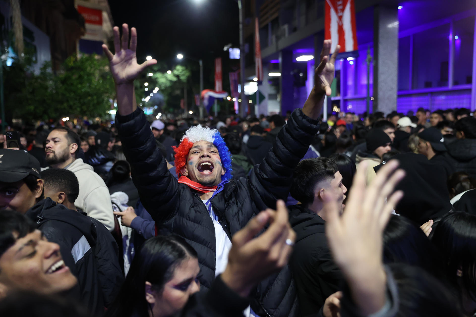 Aficionados de Paraguay reaccionan durante el partido del grupo D del Mundial de Estados Unidos, México y Canadá entre su selección y Australia. EFE/ Juan Pablo Pino
