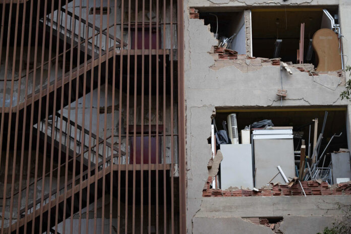 Fotografía que muestra un edificio afectado por un terremoto, este jueves en Caracas (Venezuela). El Gobierno de Venezuela elevó a 235 los muertos y a 4.300 los heridos por los terremotos de magnitud 7,2 y 7,5 de la víspera, cuya devastación golpeó especialmente al estado La Guaira. EFE/ Ronald Peña R
