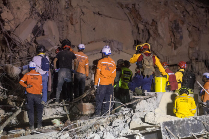 Integrantes de equipos de rescate trabajan en un edifico afectado por el terremoto en Venezuela. EFE/ Boris Vergara
