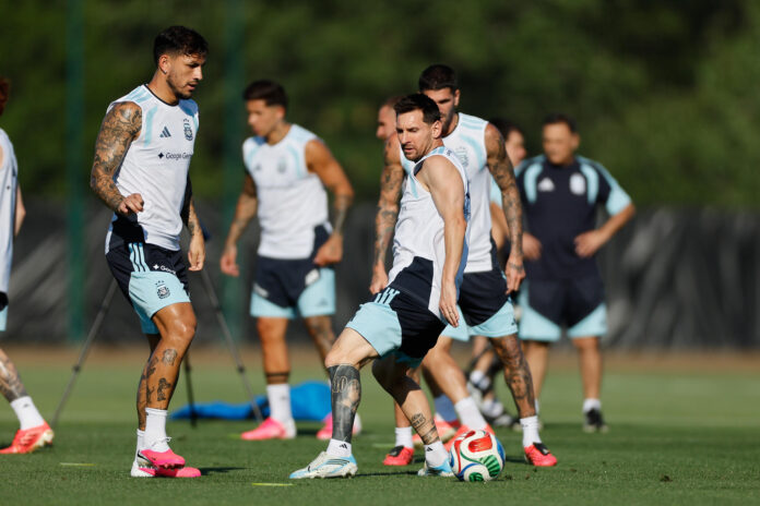 Lionel Messi (c) participa con sus compañeros en un entrenamiento de Argentina en el Sporting KC training center en Kansas City (Estados Unidos). EFE/ Juan Ignacio Roncoroni
