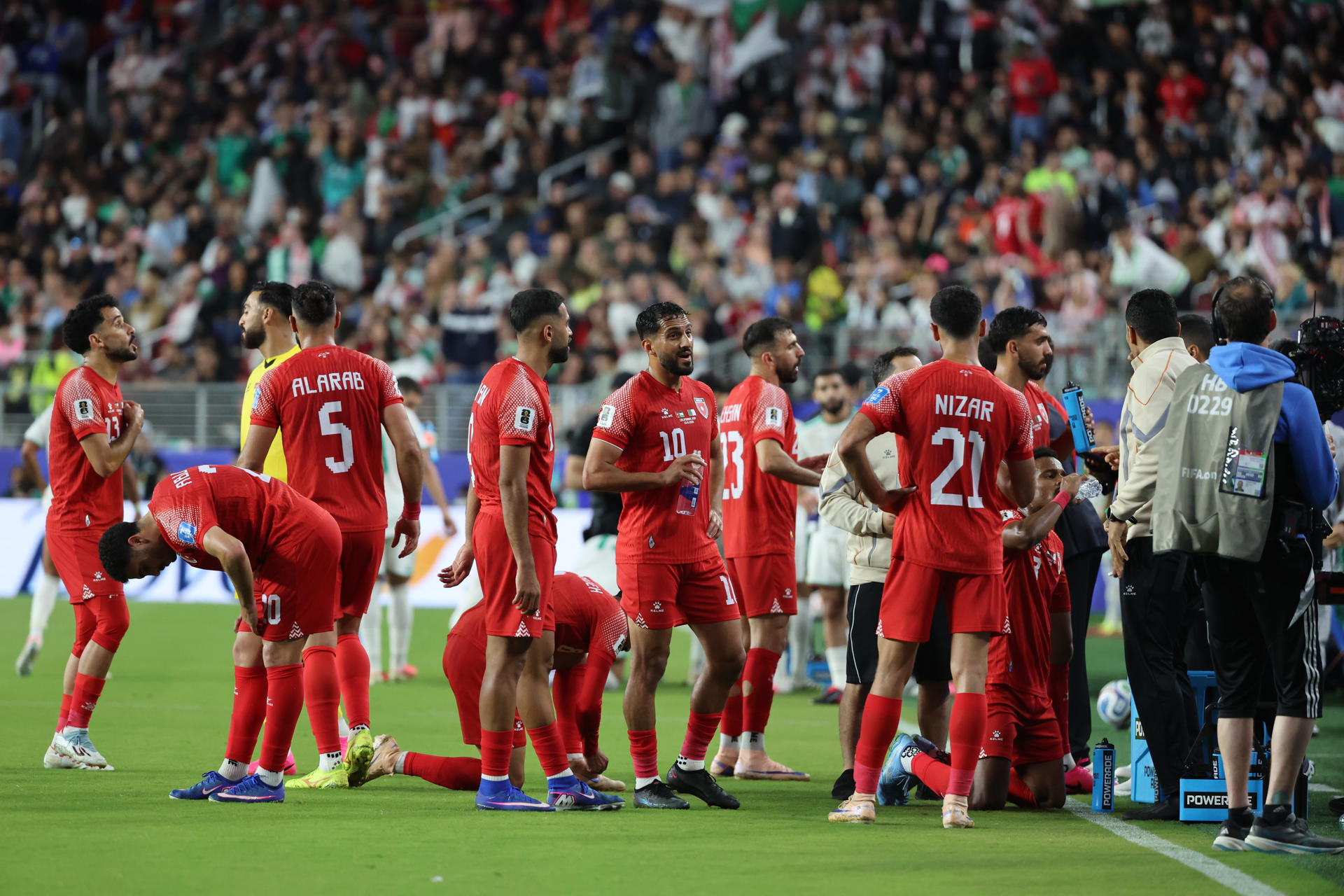 Jugadores de Jordania reciben indicaciones en el tiempo de hidratación en el partido ante Argelia del Mundial 2026. EFE/ Miguel Gutiérrez
