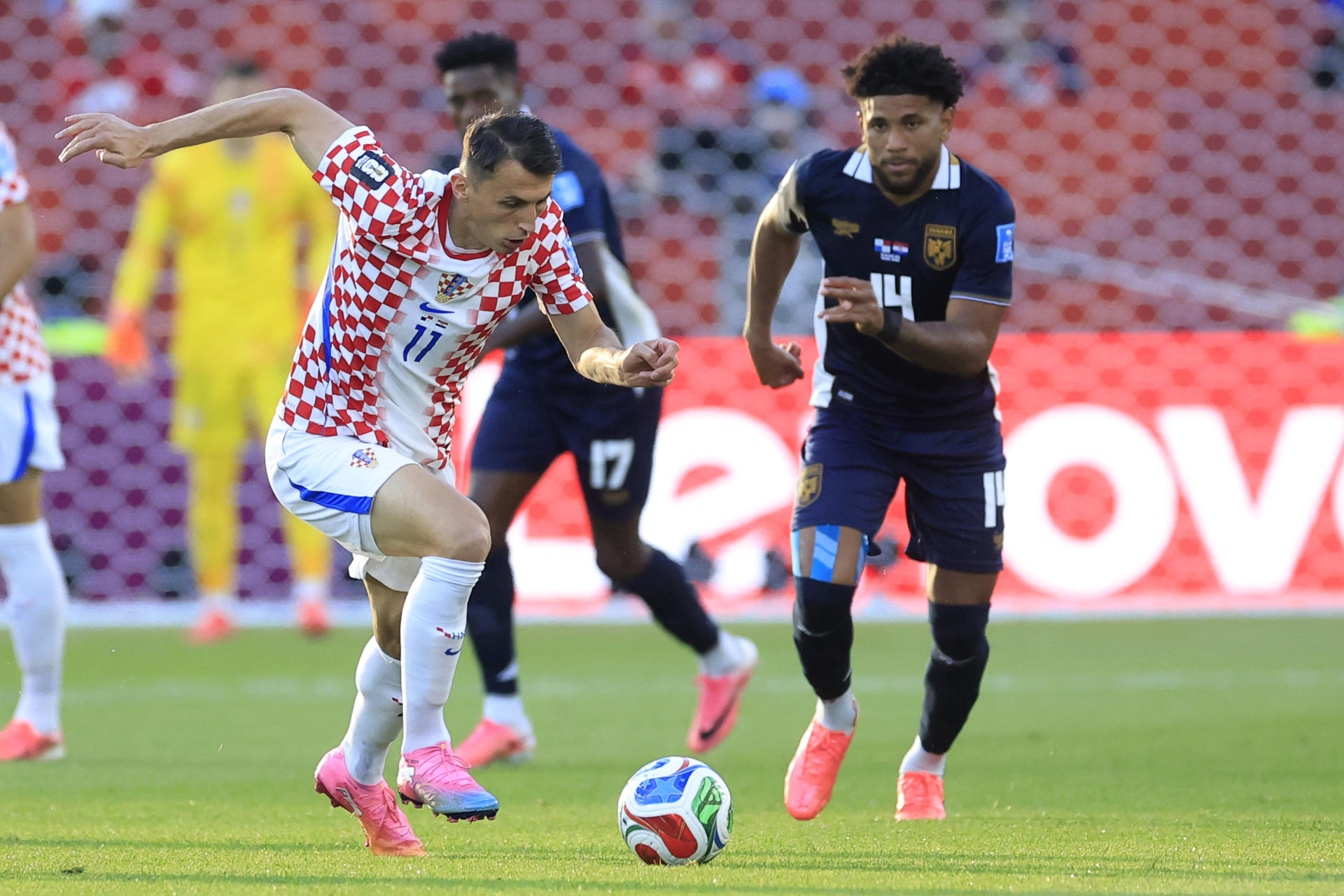 Fotografía del 23 de junio de 2026 en la que se observa a Carlos Harvey (d) de Panamá, al disputar el balón con Ante Budimir, de Croacia, en un partido del grupo L del Mundial de la FIFA 2026 entre Panamá y Croacia en el estadio BMO en Toronto (Canadá). EFE/ Bienvenido Velasco
