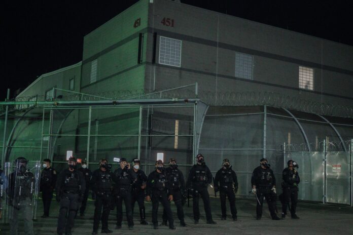 Foto del 30 de mayo de 2026 en la que la Policía Estatal de Nueva Jersey forma una fila frente al Centro de Detención Delaney Hall durante una protesta contra el ICE, en Newark, Nueva Jersey, EE.UU. Unos 300 detenidos en ese centro de inmigración iniciaron una huelga de hambre el 22 de mayo para protestar por las condiciones en el centro. (Protestas) EFE/EPA/OLGA FEDOROVA
