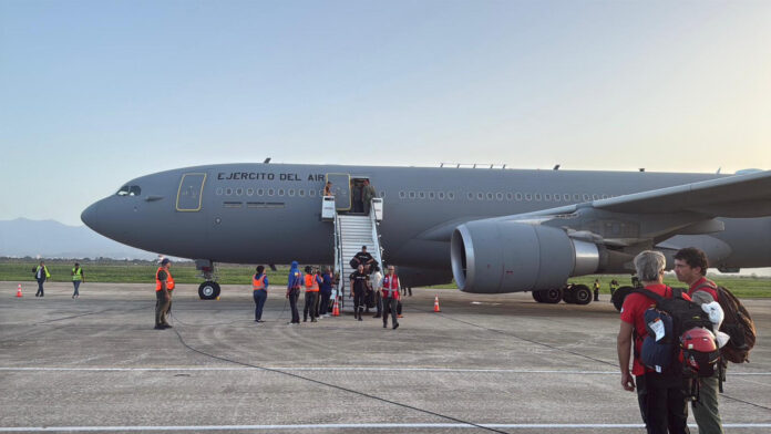 El avión A330 del Ejército del Aire con 59 militares de la Unidad Militar de Emergencias (UME) y efectivos de los equipos de rescate de la Comunidad de Madrid ha aterrizado este viernes en Venezuela para participar en el operativo de emergencia por los terremotos que han asolado el país. EFE/ Defensa // SOLO USO EDITORIAL/SOLO DISPONIBLE PARA ILUSTRAR LA NOTICIA QUE ACOMPAÑA (CRÉDITO OBLIGATORIO)
