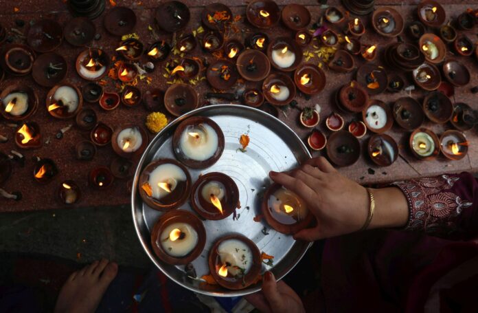 Fotografía de archivo, tomada el 22/06/2026, que muestra velas en una ceremonia hindú en Ganderbal, India. EFE/EPA/FAROOQ KHAN
