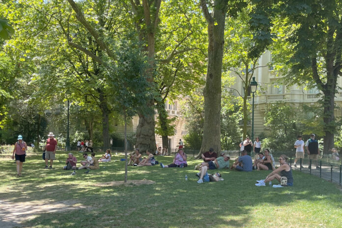 Cientos de turistas se refugian del calor en París el pasado miércoles. EFE/Carmen Menéndez
