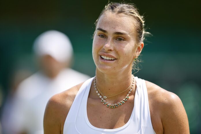 Aryna Sabalenka durante un entrenamiento este viernes en Wimbledon. EFE/EPA/TOLGA AKMEN

