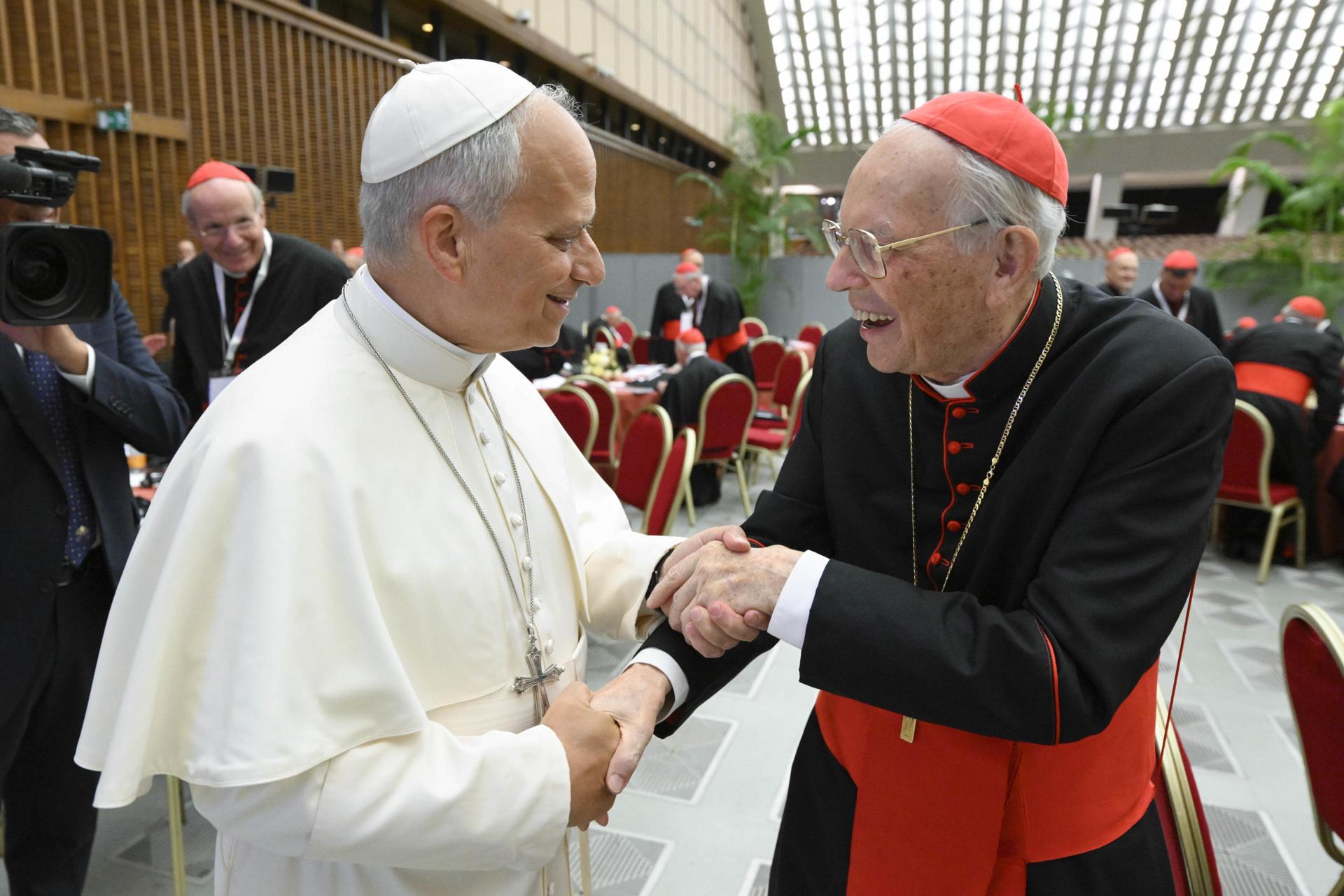 Una imagen distribuida por la Oficina de Prensa de los Medios de Comunicación del Vaticano muestra al Papa León XIV (i) durante la primera sesión del Consistorio Extraordinario en el Aula Pablo VI, Ciudad del Vaticano, este viernes 26 de junio de 2026. EFE/EPA/VATICAN MEDIA/Simone Risoluti IMAGEN DE ARCHIVO USO EDITORIAL ÚNICAMENTE/SIN VENTAS
