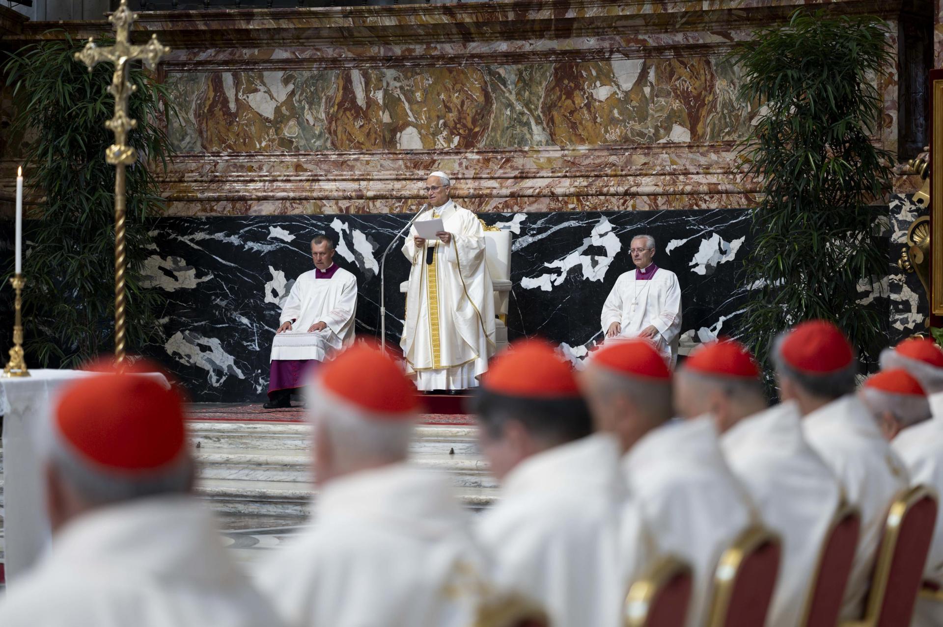 Una imagen distribuida por la Oficina de Prensa de los Medios de Comunicación del Vaticano muestra al Papa León XIV durante la primera sesión del Consistorio Extraordinario en el Aula Pablo VI, Ciudad del Vaticano, este viernes 26 de junio de 2026. EFE/EPA/VATICAN MEDIA/Simone Risoluti IMAGEN DE ARCHIVO USO EDITORIAL ÚNICAMENTE/SIN VENTAS
