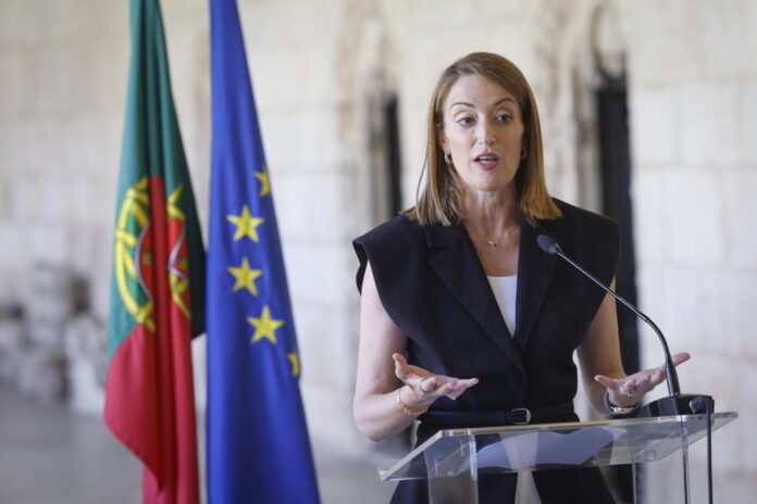 La presidenta del Parlamento Europeo (PE), Roberta Metsola, en el Monasterio de los Jerónimos en Lisboa (Portugal). EFE/EPA/ANTÓNIO PEDRO SANTOS
