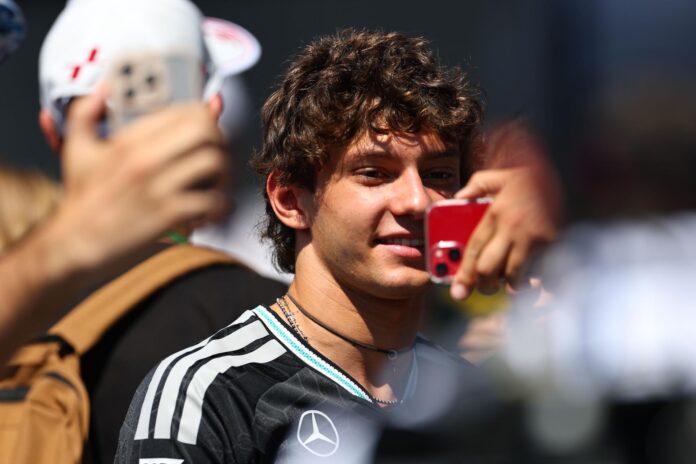 El italiano Andrea Kimi Antonelli (Mercedes), líder del campeonato, marcó el mejor tiempo este viernes en el primer entrenamiento libre para el Gran Premio de Austria. EFE/EPA/ANNA SZILAGYI
