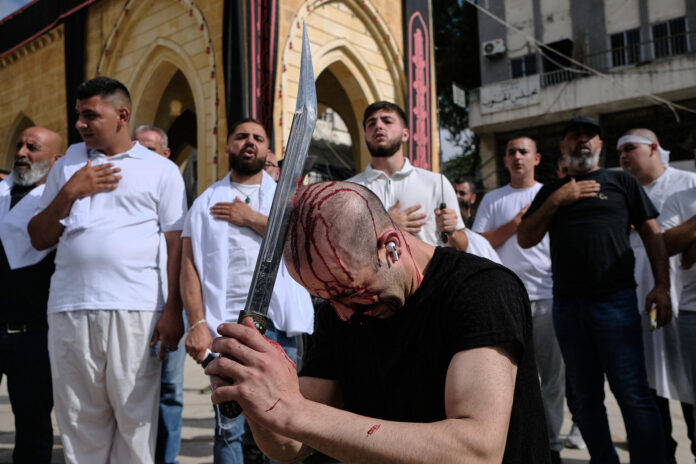 Centenares de chiítas celebran en la ciudad de Nabatieh, sur de Líbano, el décimo día del primer mes sagrado de Muharram, en recuerdo del martirio del imán Husein, nieto del profeta Mahoma, quien fue asesinado en la batalla de Karbala. EFE/Edgar Gutiérrez
Fecha y lugar: 26 - 6 - 2026 Nabatieh, Líbano
 
Crónica que acompaña (antes de edición):
Ashura en el sur del Líbano: sangre, duelo y desafío bajo la sombra de una posible tregua
Rosa Soto
Nabatieh (Líbano), 26 jun (EFE).- La comunidad chií conmemora este viernes la ashura, principal celebración religiosa de esta rama del islam, en la ciudad meridional libanesa de Nabatieh, en una jornada marcada por la expectativa generada tras la quinta ronda de negociaciones entre el Líbano e Israel celebrada la víspera en Washington para intentar alcanzar una tregua duradera.
Por las calles de esta ciudad del sur libanés, marcadas por edificios en ruinas, escombros, cascotes y cristales rotos tras meses de bombardeos israelíes, decenas de jóvenes y hombres vestidos con túnicas blancas recorren el centro al grito de 