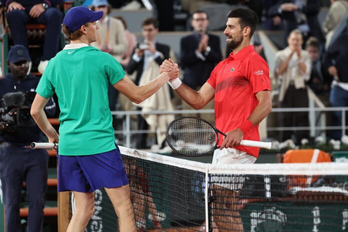 Los jugadores Jannik Sinner y Novak Djokovic se saludan durante el torneo de Roland Garros 2025. EFE/EPA/CHRISTOPHE PETIT TESSON

