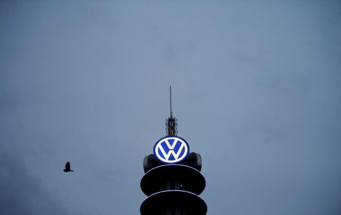 Fotografía de archivo que muestra el logotipo del fabricante de automóviles alemán Volkswagen en la VW Tower de Hannover, Alemania. . EFE/JULIAN STRATENSCHULTE

