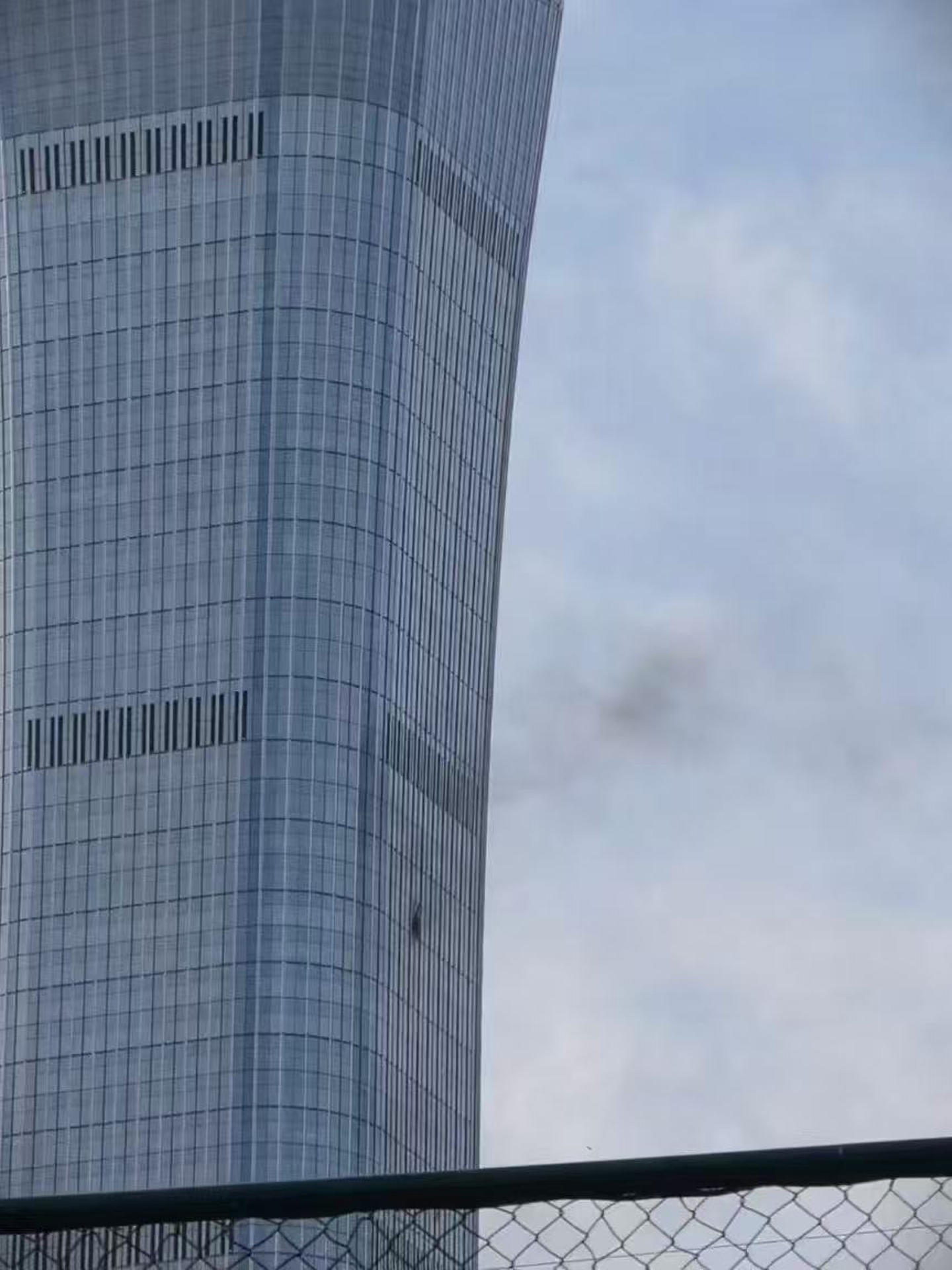 PEKÍN (CHINA), 26/06/2026.- Fotografía cedida que muestra la fachada del edificio China Zun con un panel de vidrio dañado este viernes, en Pekin (China). Una avioneta se estrelló en Pekín contra el edificio más alto de la capital china, confirmaron testigos a EFE, sin que por el momento se conozcan las causas del suceso. EFE/ Cortesía
