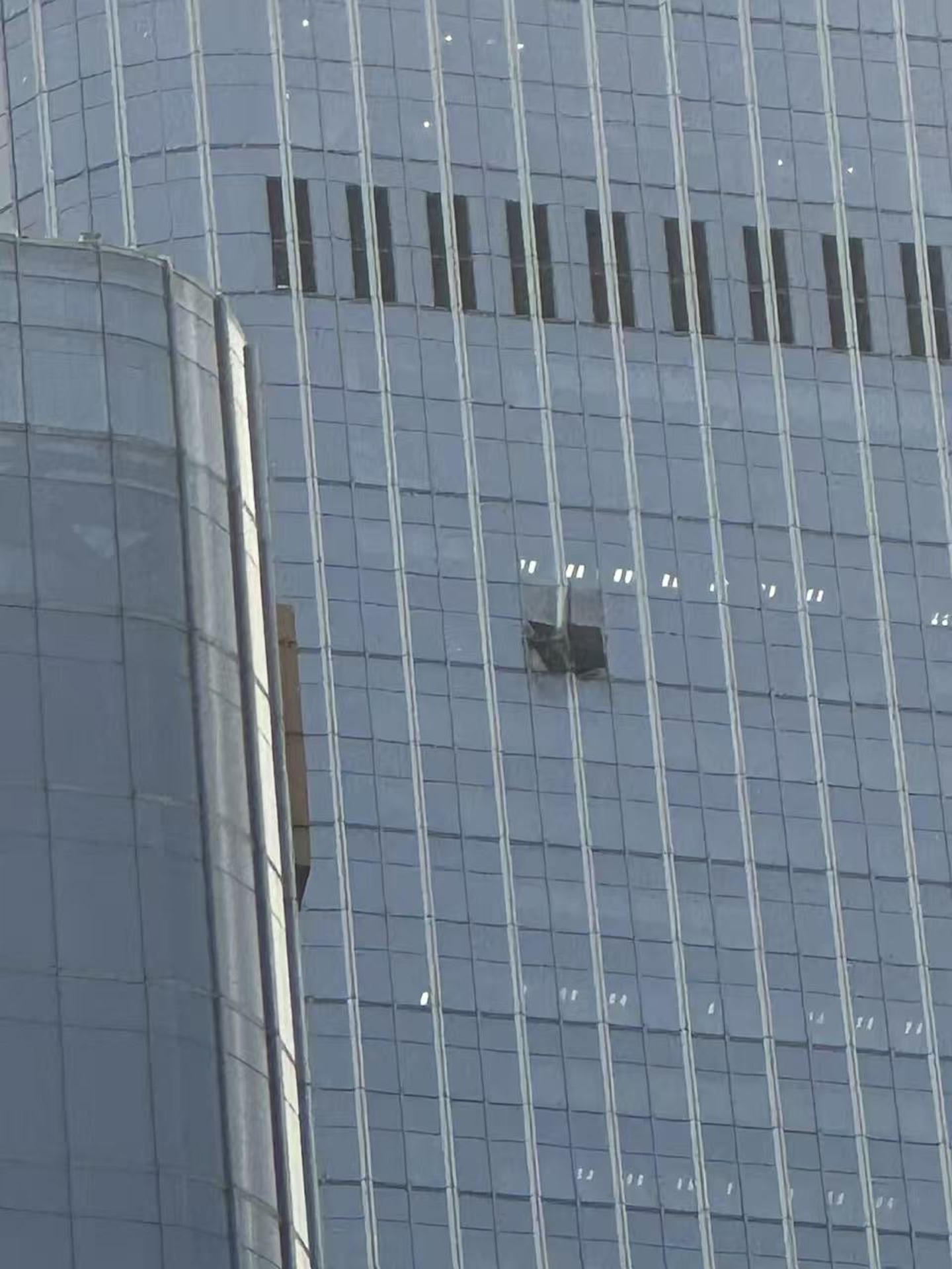 PEKÍN (CHINA), 26/06/2026.- Fotografía cedida que muestra un panel de vidrio dañado en la fachada del edificio China Zun este viernes, en Pekin (China). Una avioneta se estrelló en Pekín contra el edificio más alto de la capital china, confirmaron testigos a EFE, sin que por el momento se conozcan las causas del suceso. EFE/ Cortesía
