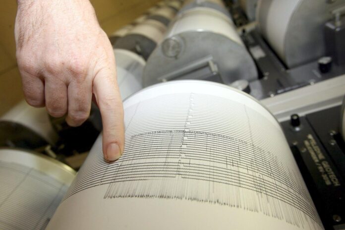 En la imagen de archivo, un geólogo sin identificar sigue a través de un sismógrafo la evolución de un terremoto de magnitud 5,7. EFE/Claudio Peri
