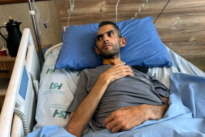 El periodista palestino Muyáhid beni Mufleh se recupera en el hospital donde de una hemorragia cerebral grave que sufrió el pasado enero. Entre junio de 2025 y enero, Muyáhid fue torturado en cárceles israelíes después de ser detenido en régimen administrativo. EFE/Miguel Flores
