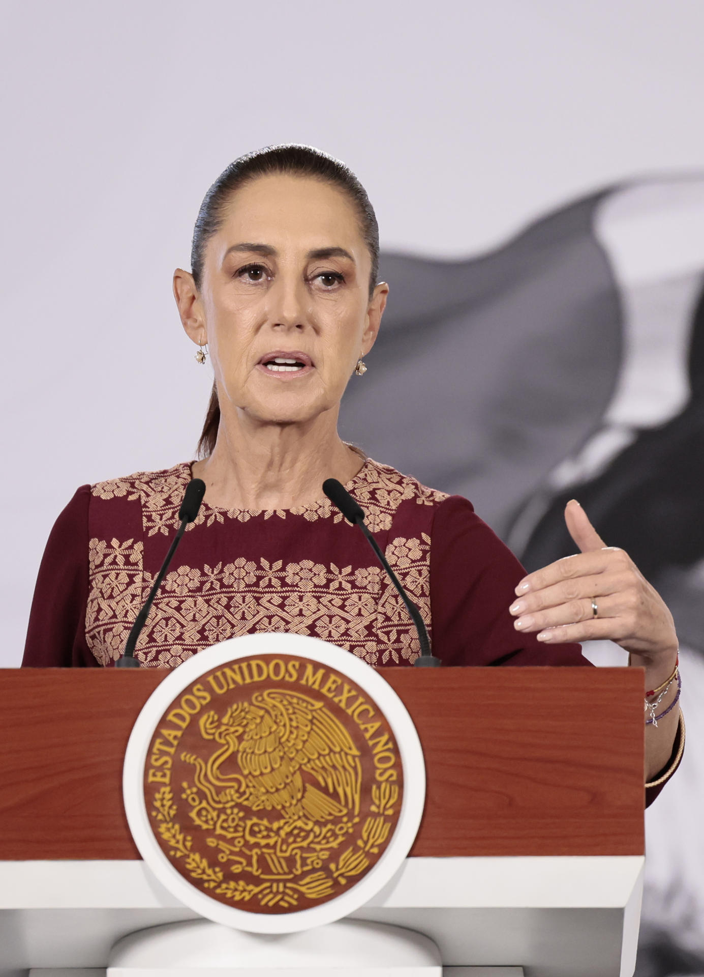La presidenta de México, Claudia Sheinbaum, habla durante una rueda de prensa este viernes, en el Palacio Nacional de Ciudad de México (México). EFE/ José Méndez
