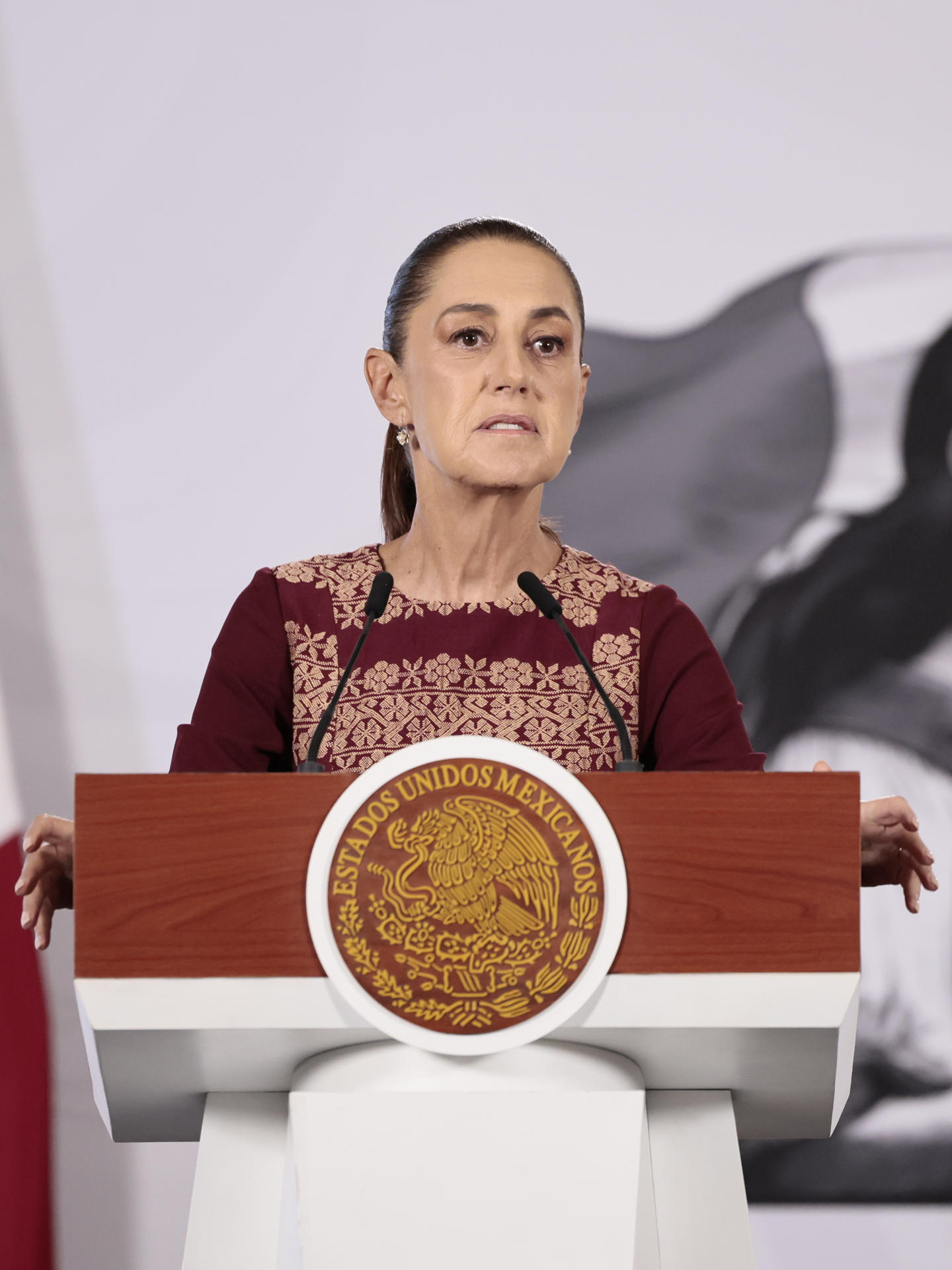 La presidenta de México, Claudia Sheinbaum, habla durante una rueda de prensa este viernes, en el Palacio Nacional de Ciudad de México (México). EFE/ José Méndez
