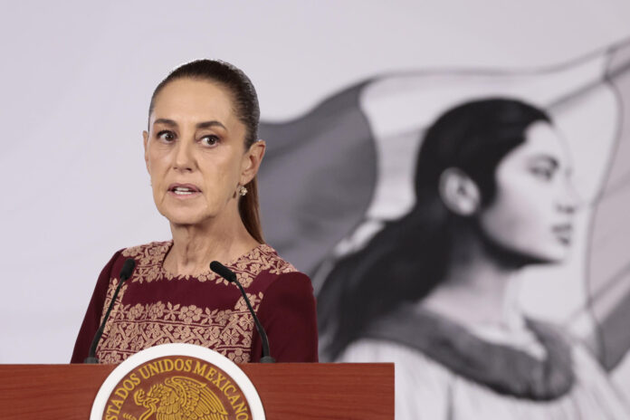 La presidenta de México, Claudia Sheinbaum, habla durante una rueda de prensa este viernes, en el Palacio Nacional de Ciudad de México (México). EFE/José Méndez
