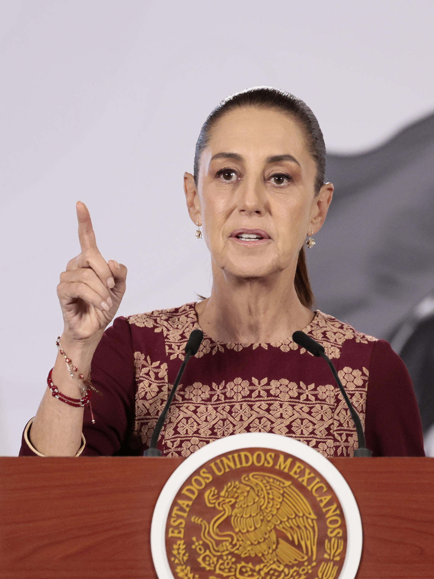 La presidenta de México, Claudia Sheinbaum, habla durante una rueda de prensa este viernes, en el Palacio Nacional de Ciudad de México (México). EFE/José Méndez
