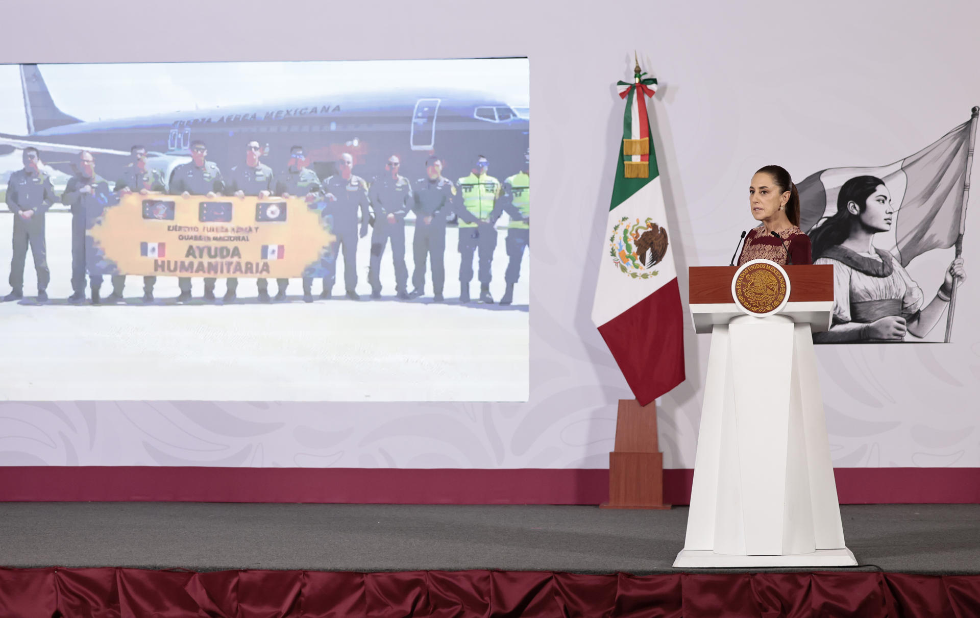 La presidenta de México, Claudia Sheinbaum, habla durante una rueda de prensa este viernes, en el Palacio Nacional de Ciudad de México (México). EFE/José Méndez
