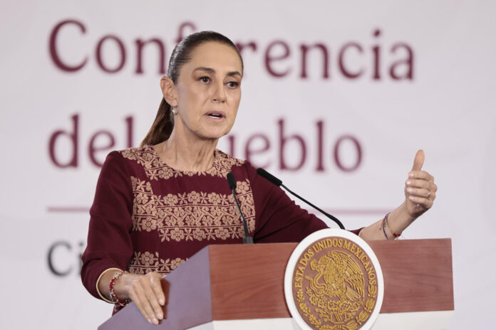 La presidenta de México, Claudia Sheinbaum, habla durante una rueda de prensa este viernes, en el Palacio Nacional de Ciudad de México (México). EFE/José Méndez
