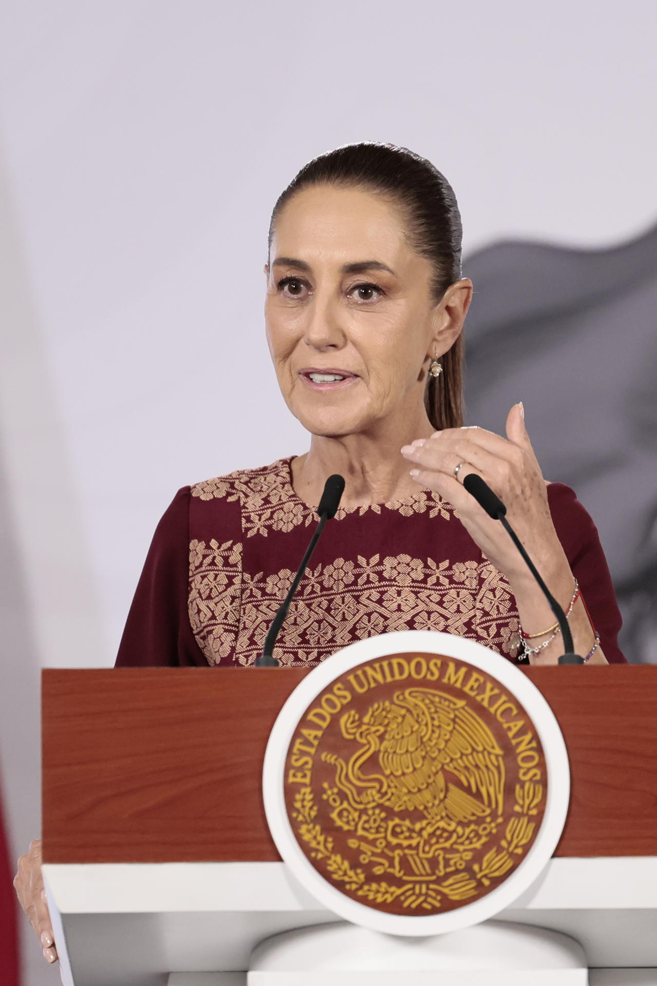 La presidenta de México, Claudia Sheinbaum, habla durante una rueda de prensa este viernes, en el Palacio Nacional de Ciudad de México (México). EFE/José Méndez
